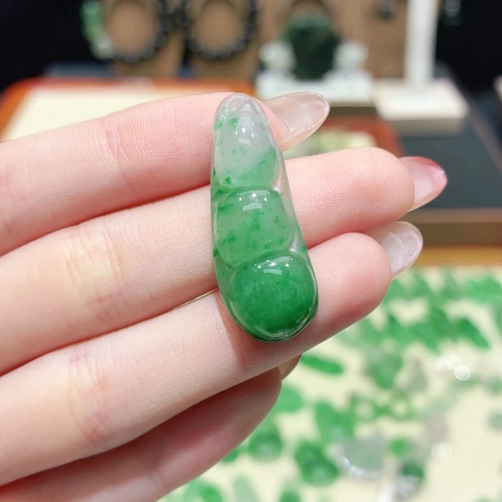 石英质玉（非洲翠）未镶嵌颈饰