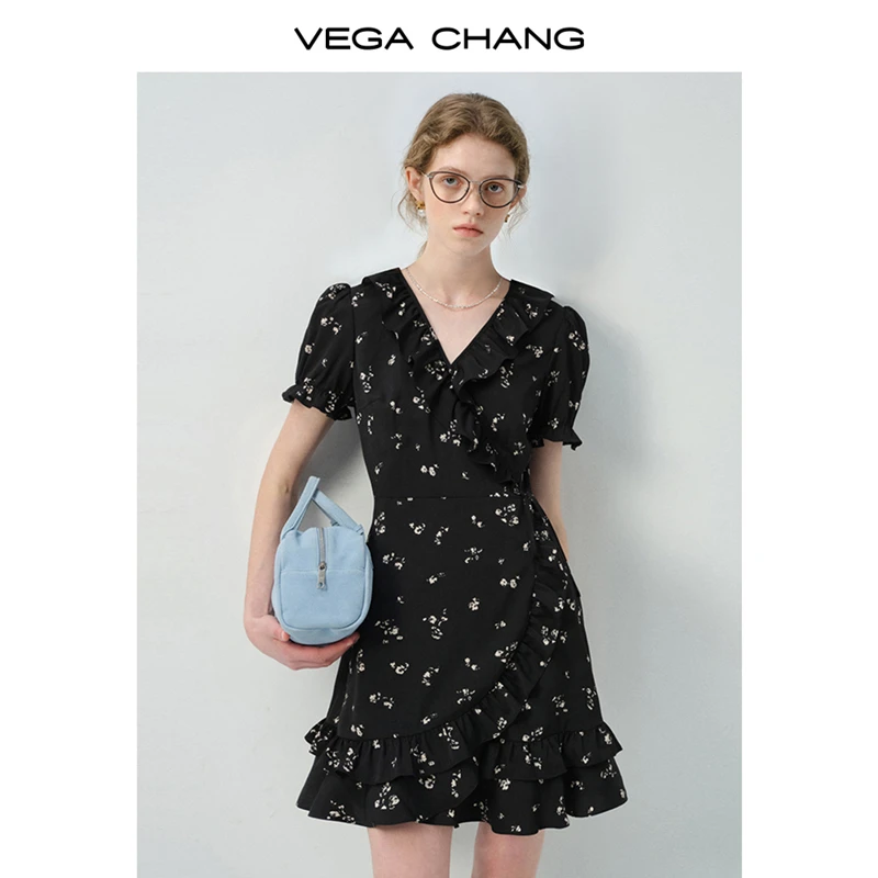 VEGA CHANG碎花连衣裙女2025新款夏V领荷叶边收腰小黑裙0723LW