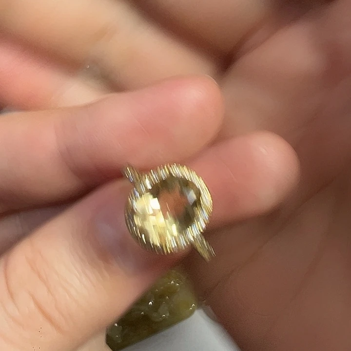 翡翠未镶嵌颈饰戒指