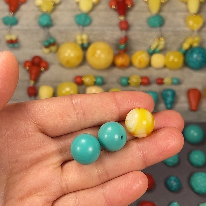 王***琥珀未镶嵌裸石蜡要里面白色多的