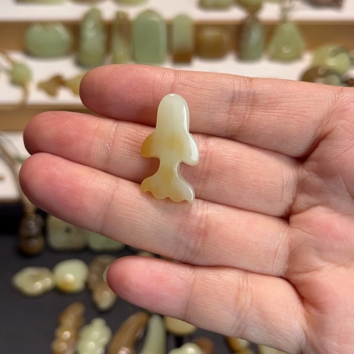 小***糊颈饰未镶嵌和田玉