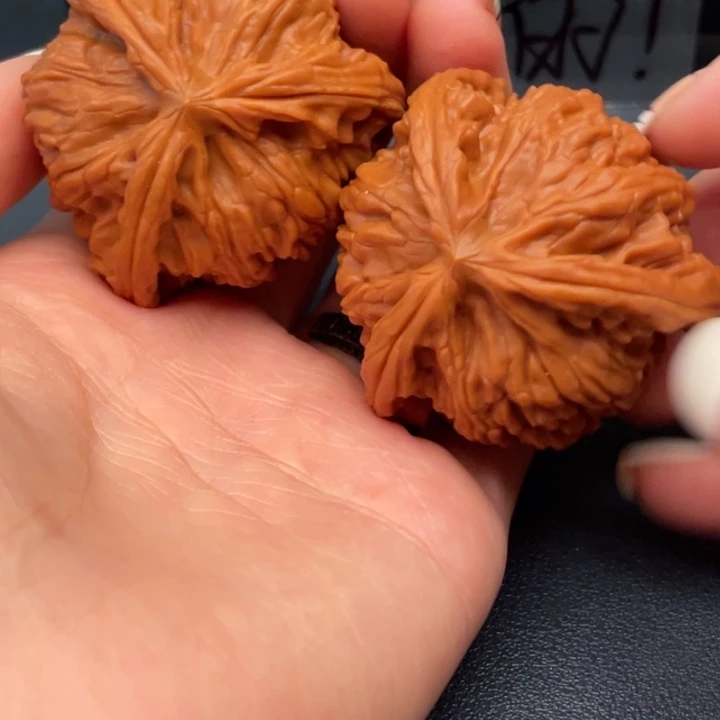 插***逃文玩核桃吊坠白狮子