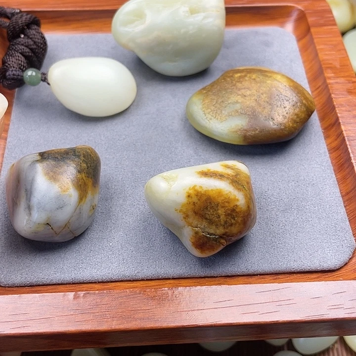 九***尘和田玉未镶嵌颈饰