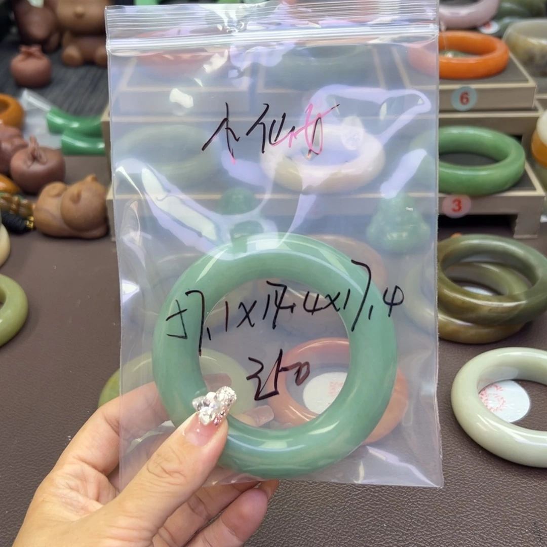 未镶嵌手镯石英岩玉舔****女