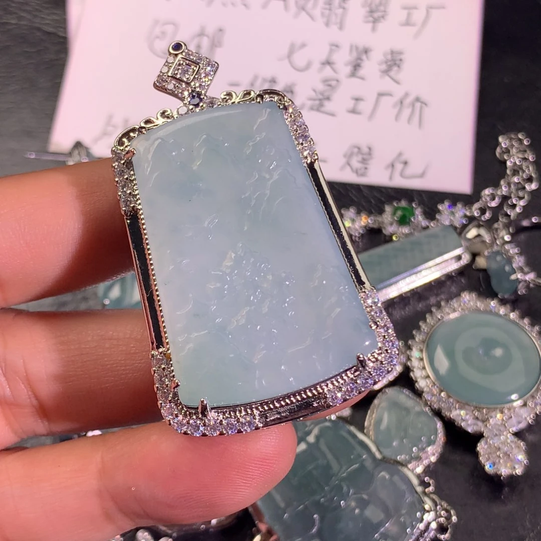 翡翠未镶嵌颈饰山水