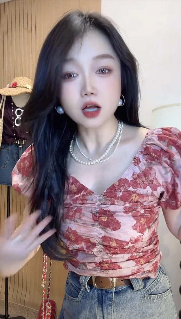 2025夏季新款V领碎花小衬衫高级感独特漂亮收腰褶皱上衣女泡泡袖