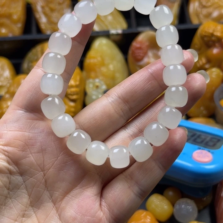 胡***石英质玉未镶嵌颈饰