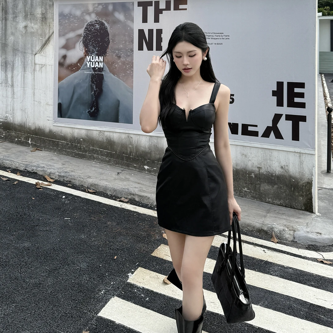 性感辣妹V领吊带包臀裙修身显瘦连衣裙高级感御姐秋冬内搭短裙