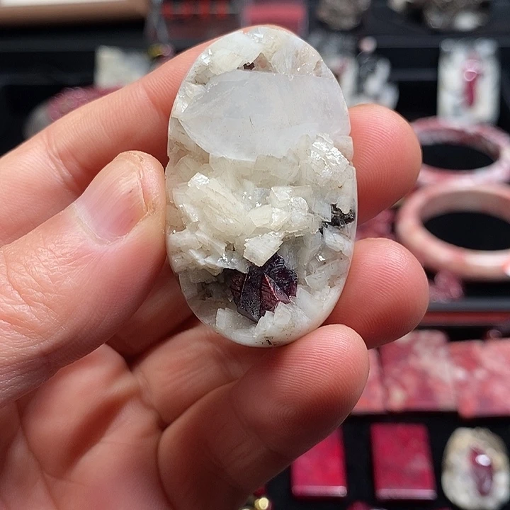 天然辰砂天然朱砂原石晶体 水晶矛头 40克