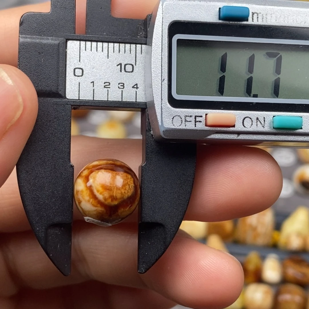 裸石金珀未镶嵌圆珠