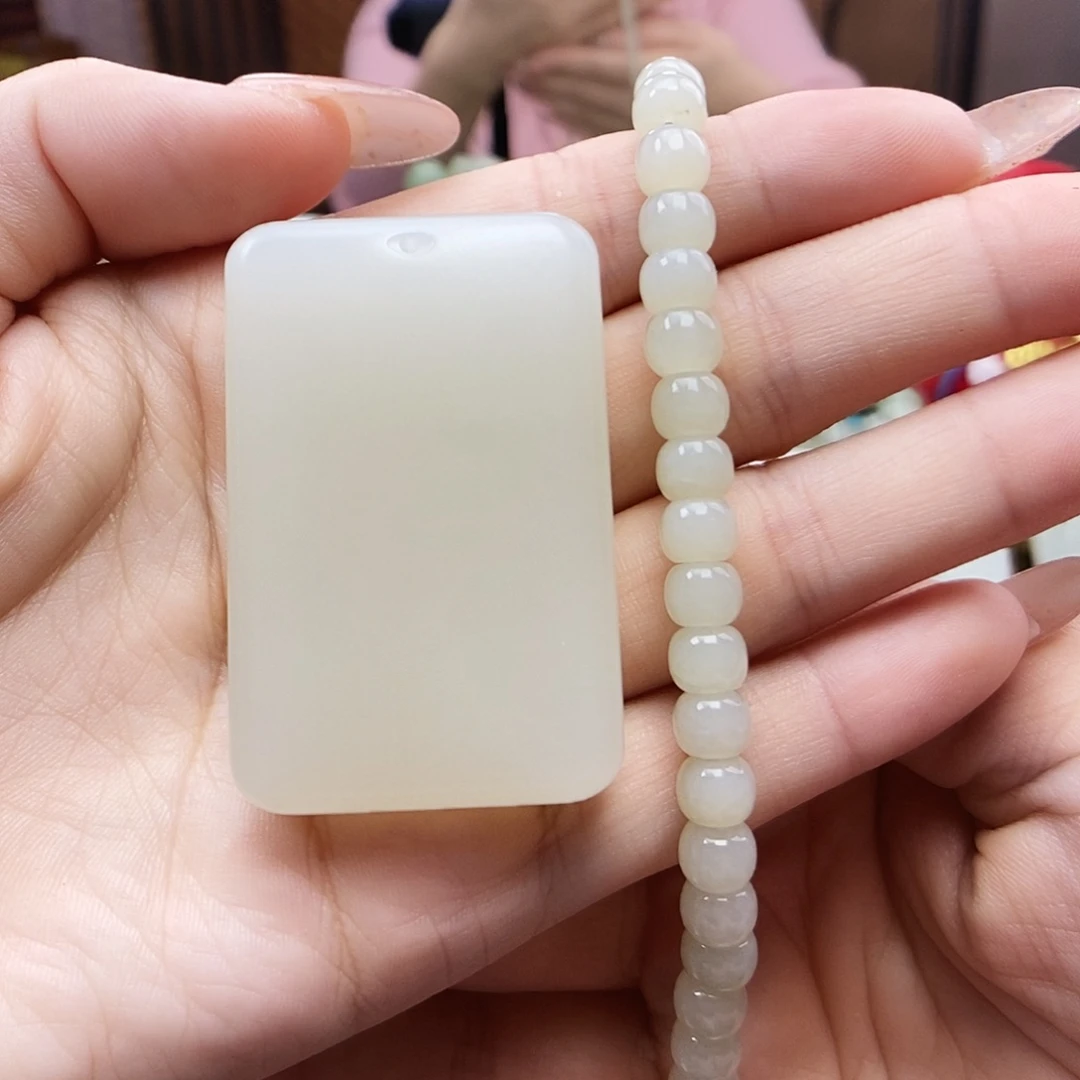 小***苗和田玉未镶嵌颈饰