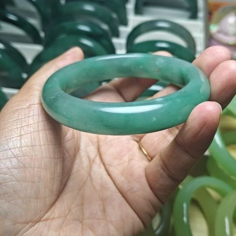 石英岩玉未镶嵌手镯