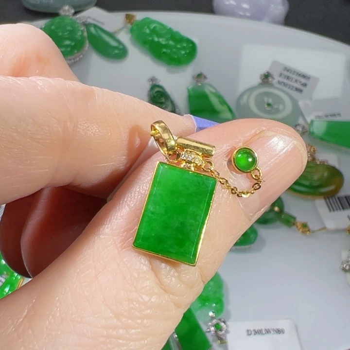 颈饰18K金镶嵌翡翠兔*