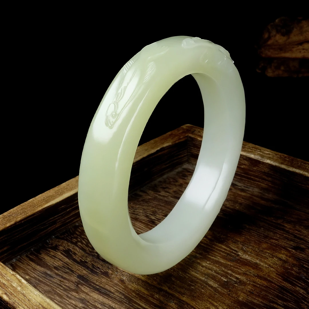 【宝哥鉴宝】新疆和田玉若羌料黄口半山半水莲年有鱼雕花手镯55圈口