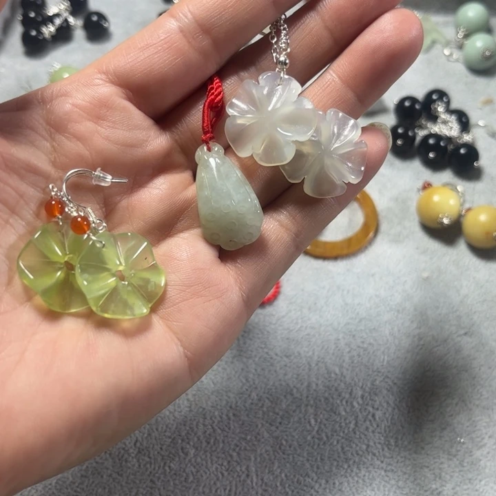 蛇纹石玉耳饰未镶嵌染*