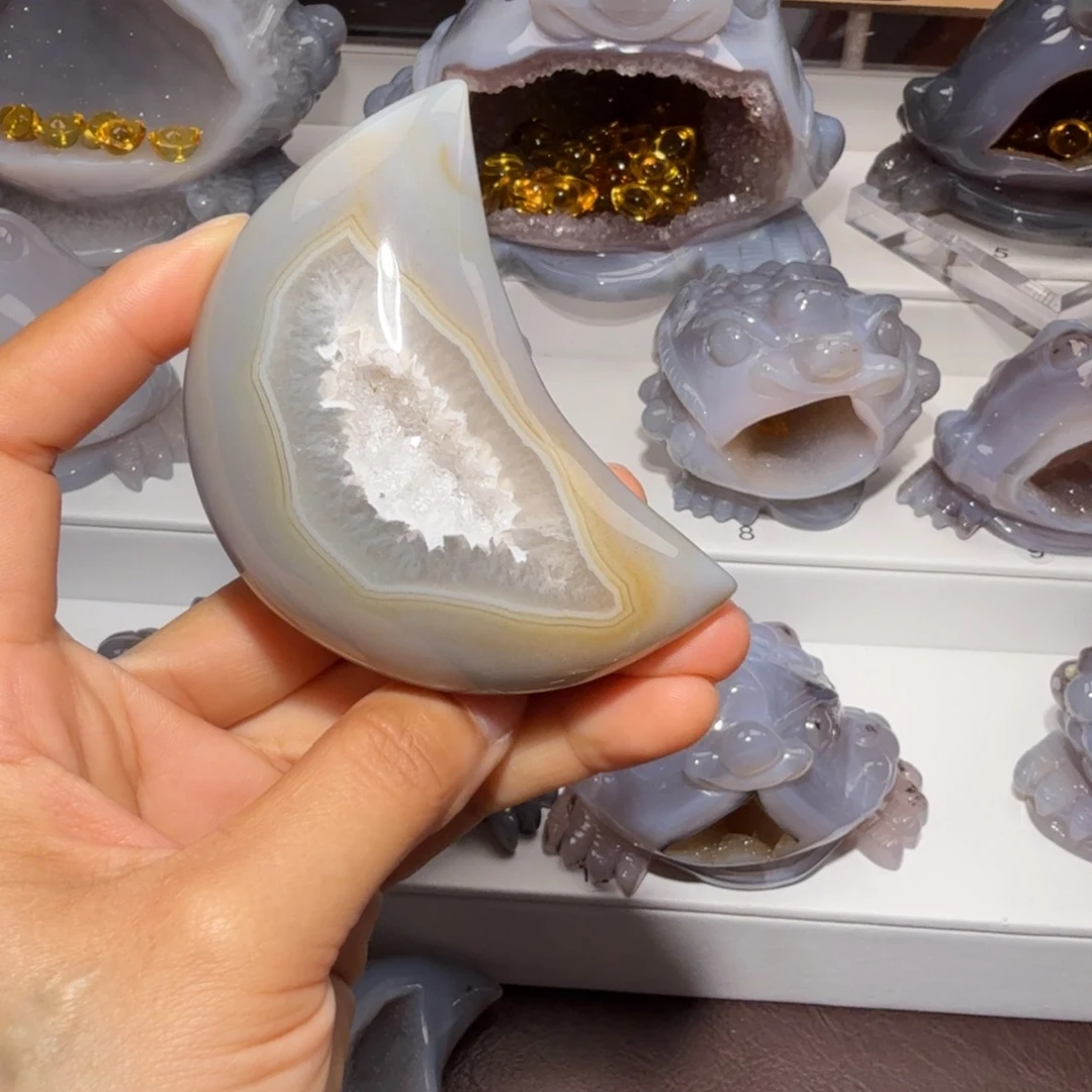 郑***陌玛瑙/玉髓未镶嵌摆件