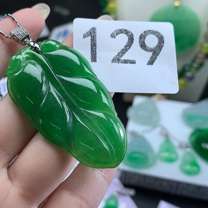 翡翠未镶嵌吊坠(赠链)