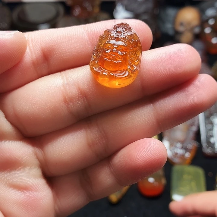 琥珀未镶嵌颈饰..