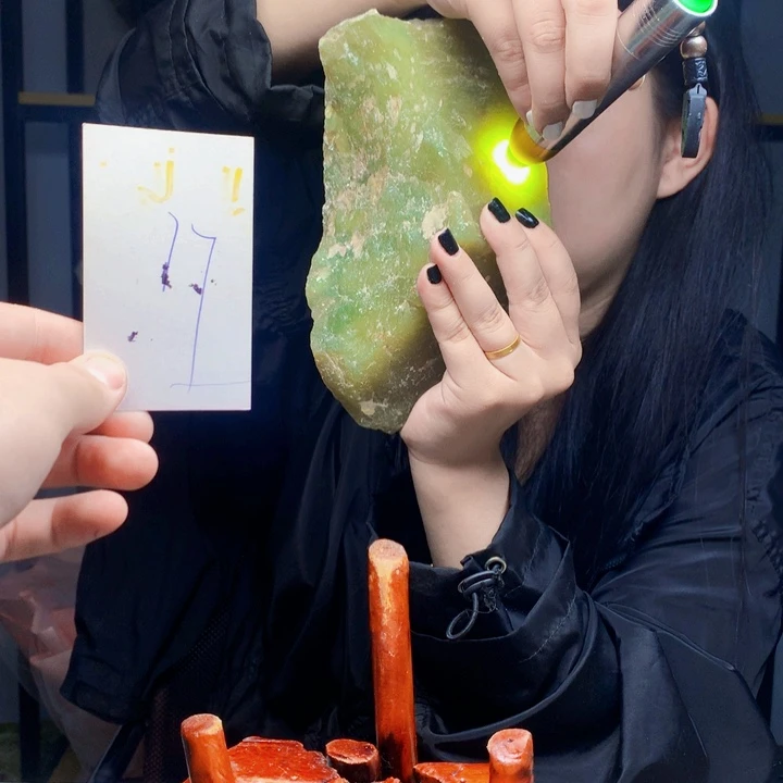 未镶嵌蛇纹石玉1岫玉