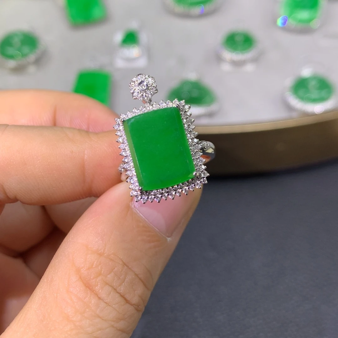 翡翠戒指18K金镶嵌翡翠