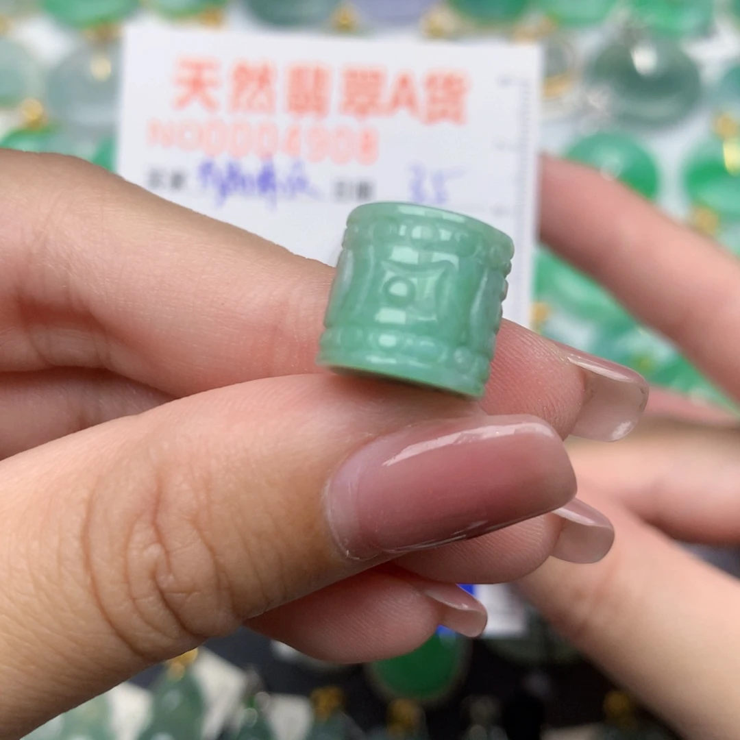 翡翠未镶嵌颈饰路路桶