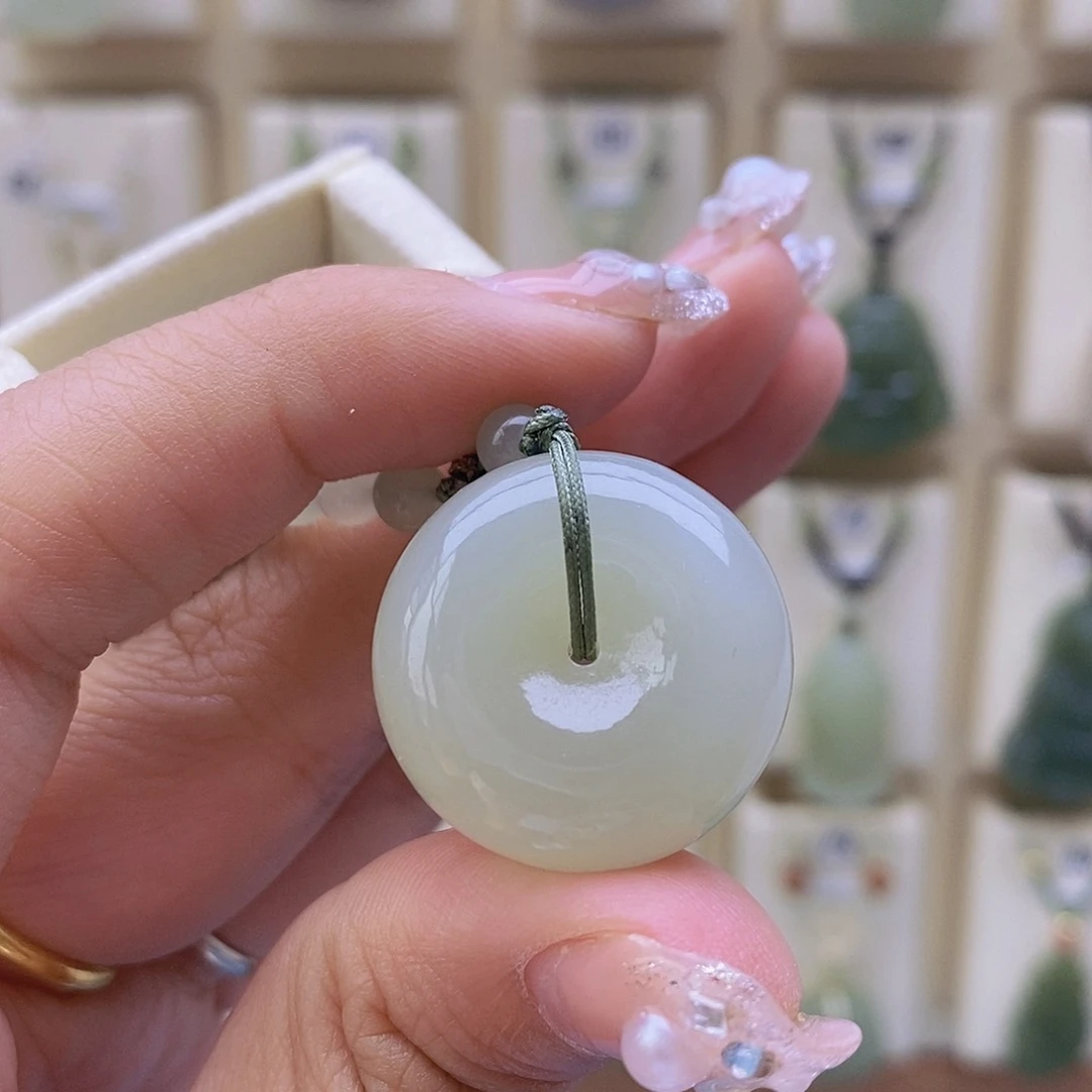 瑶***妈和田玉未镶嵌颈饰