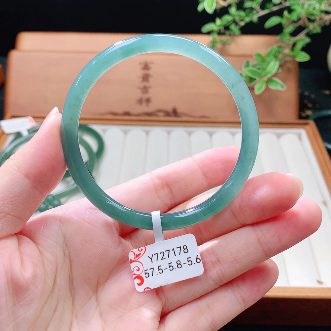 翡翠未镶嵌手镯（圆镯）
