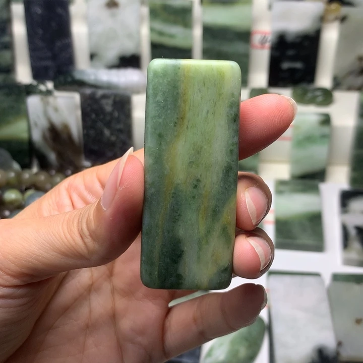 独山玉未镶嵌颈饰