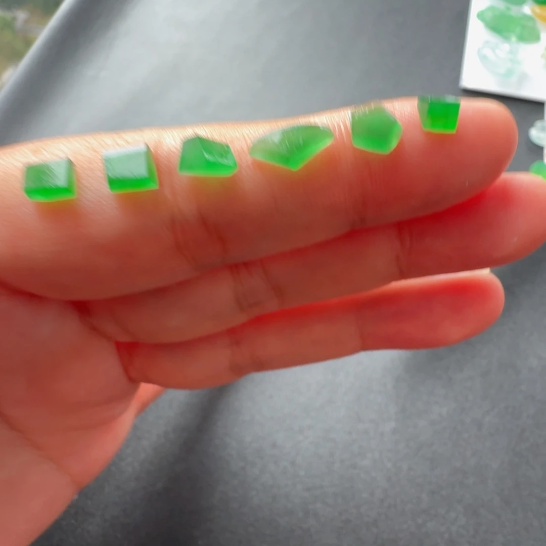 辛***拉定制翡翠未镶嵌高冰阳绿随行