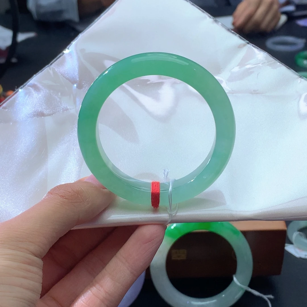 翡翠未镶嵌手镯正圈