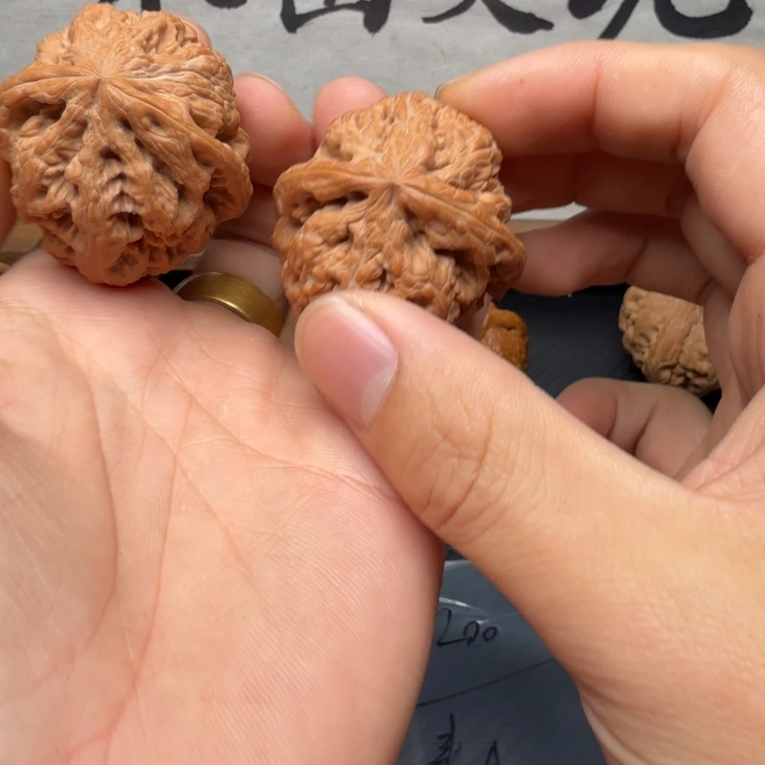 秦***牛吊坠文玩核桃41粗筋货头红皮