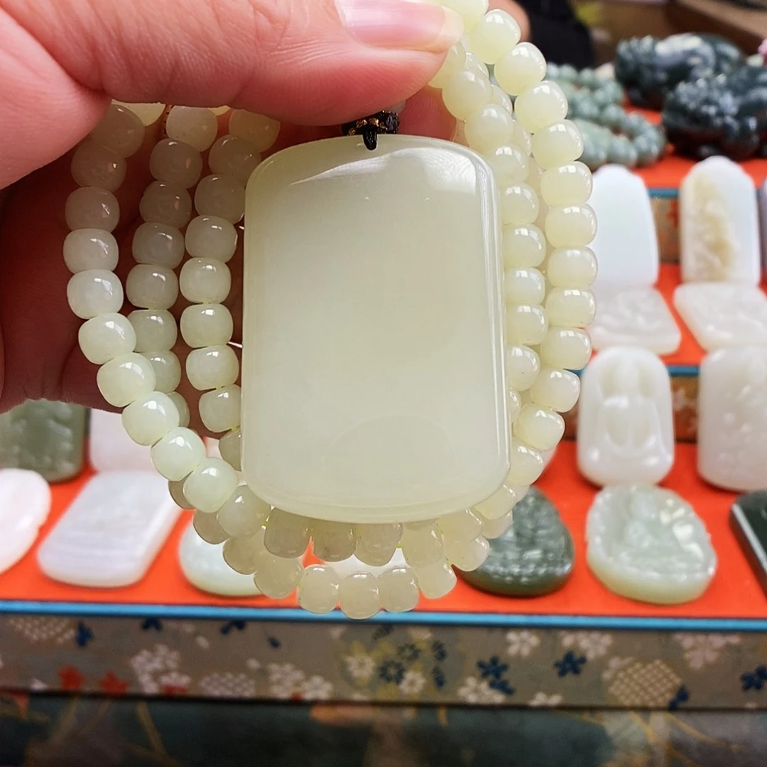 颈饰未镶嵌和田玉吕**?