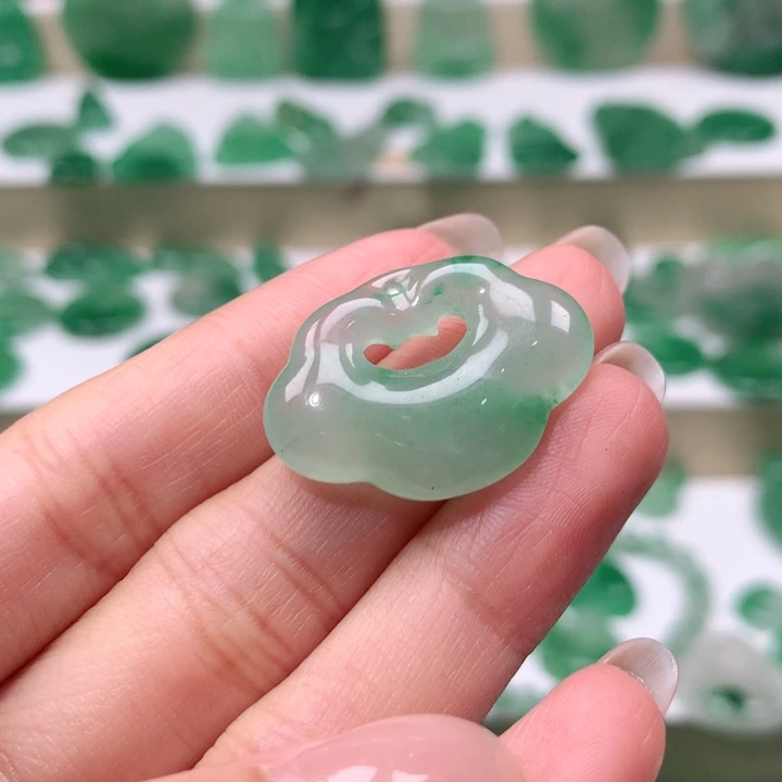 颈饰未镶嵌石英质玉