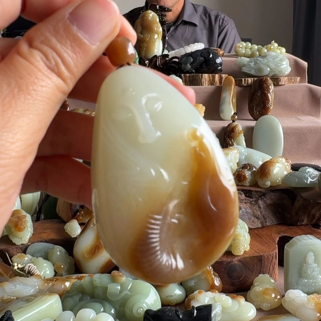 哇****和田玉（糖玉）未镶嵌颈饰