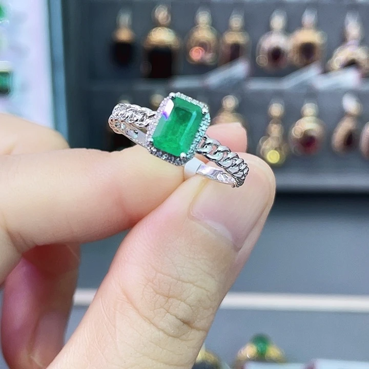 18K金镶嵌戒指祖母绿1.10克拉
