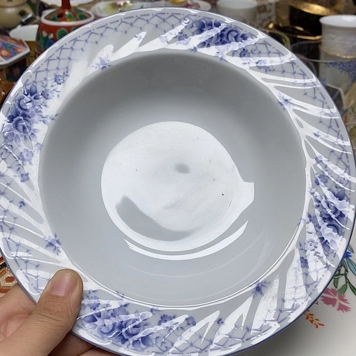 茶壶紫砂杯子和一大盒酸奶一起装起来