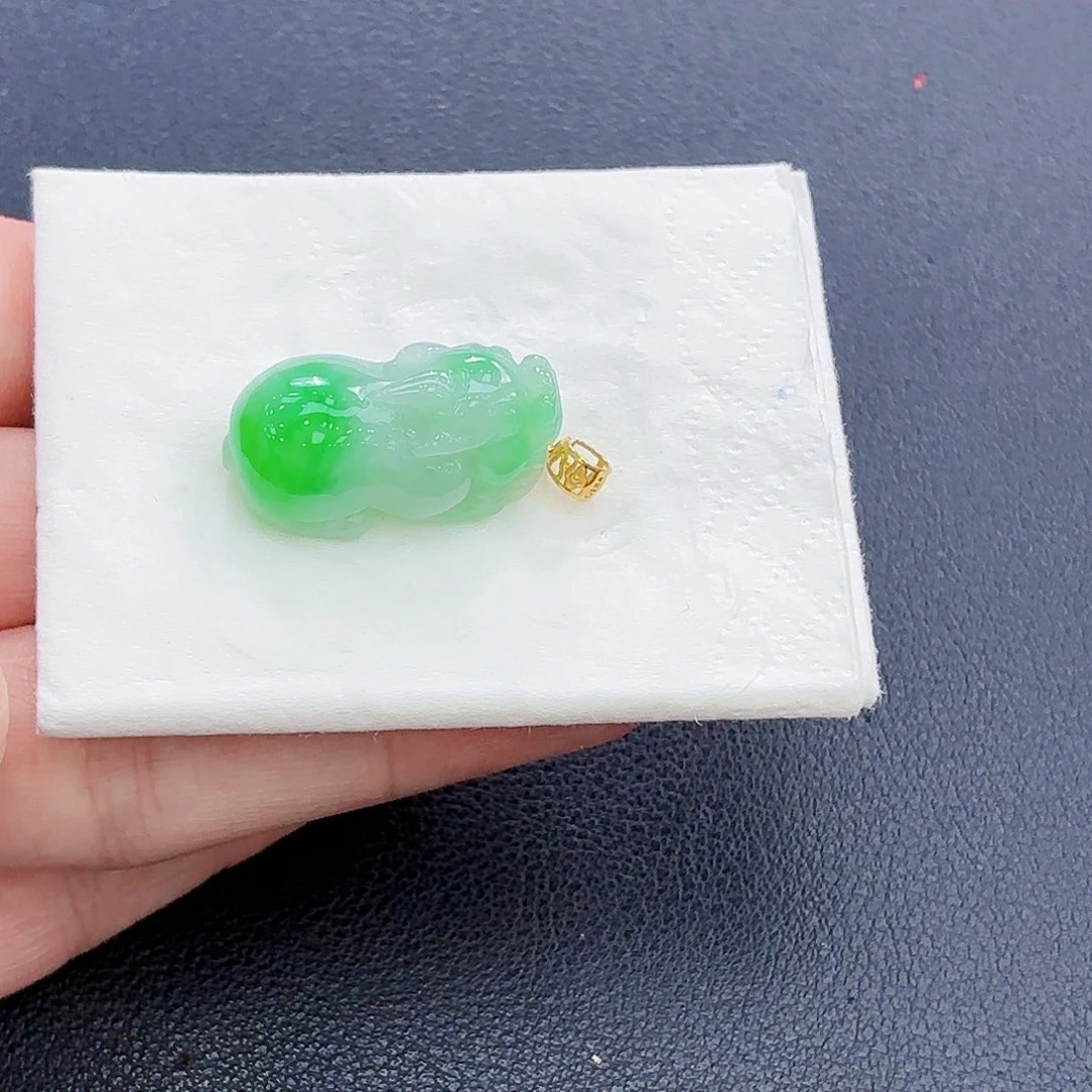 翡翠18K金镶嵌颈饰貔貅吊坠