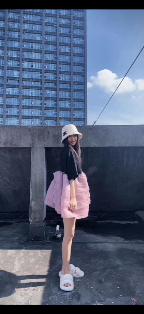 黑色泡泡袖拼接藕粉色蓬蓬裙连衣裙