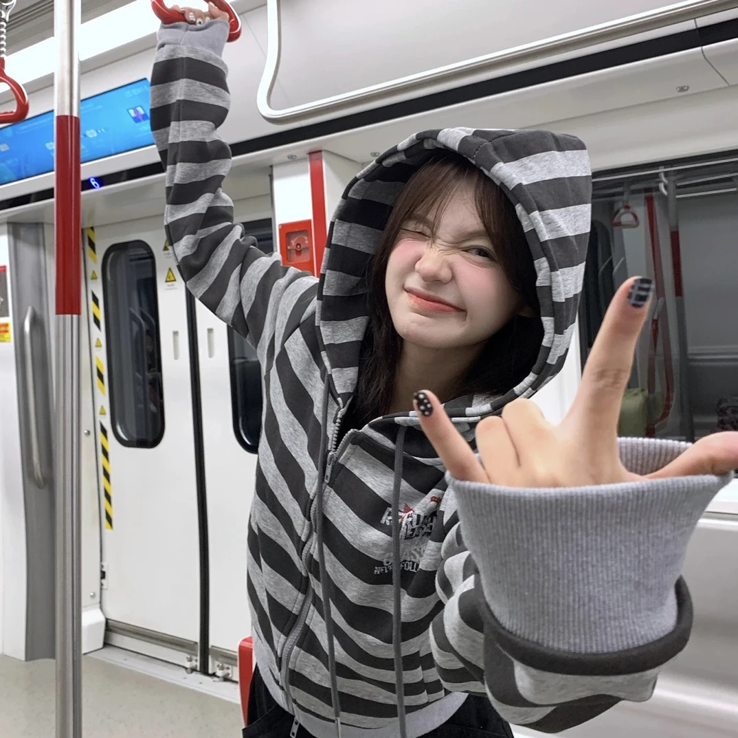 越野兔 灰色条纹连帽卫衣加绒薯条胸针