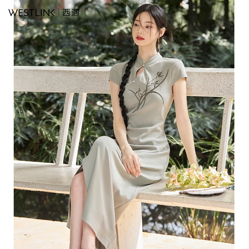 西遇新中式女装复古连衣裙2024春季新款绿色气质优雅刺绣改良旗袍