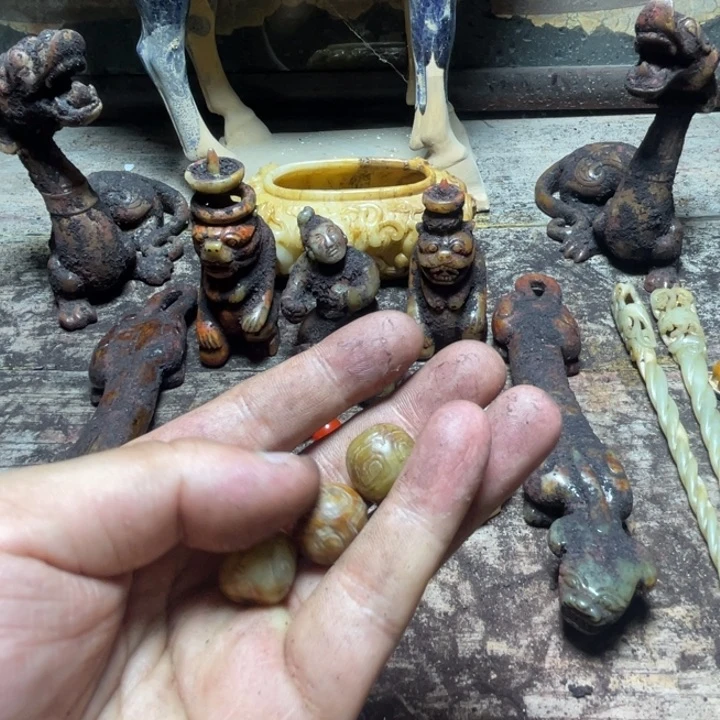 和田玉（糖玉）未镶嵌颈饰中**油