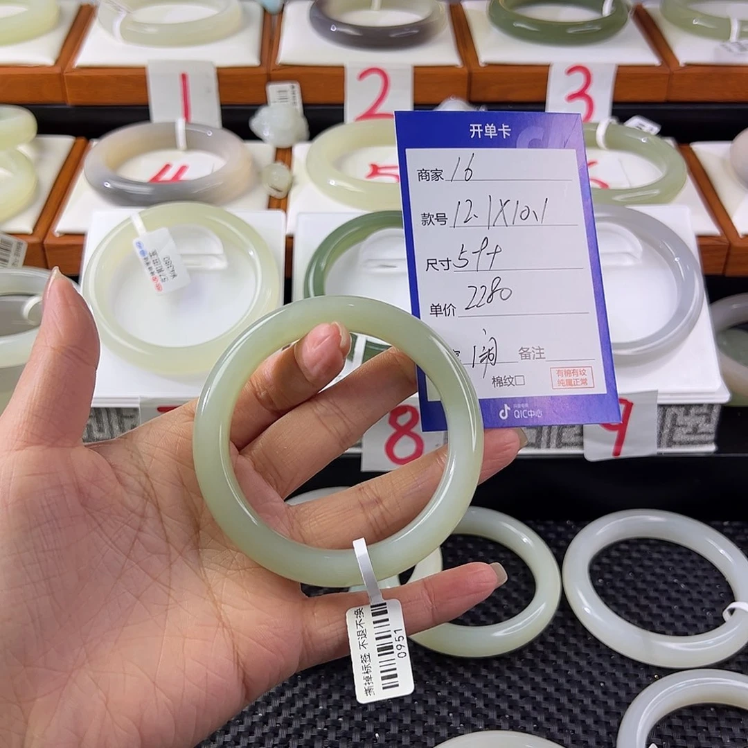 和田玉手镯未镶嵌闹*。