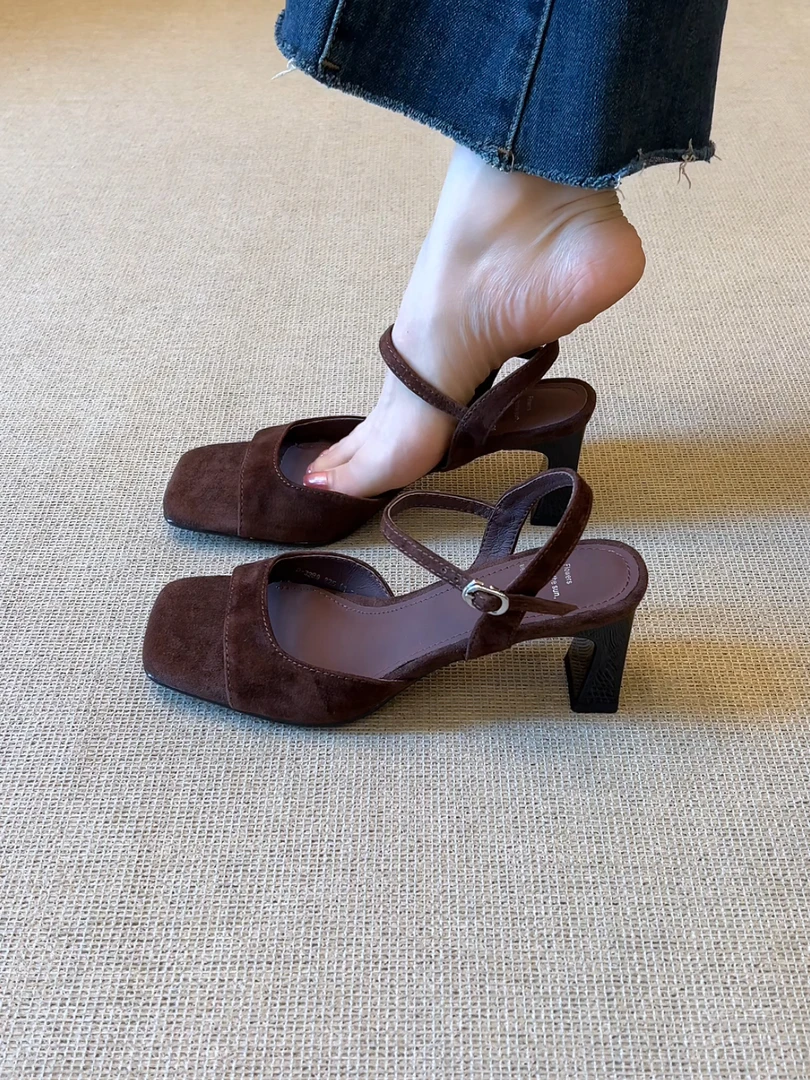 Elingjk/6cm小个子复古羊翻皮优雅方头一字扣带粗跟露趾凉鞋