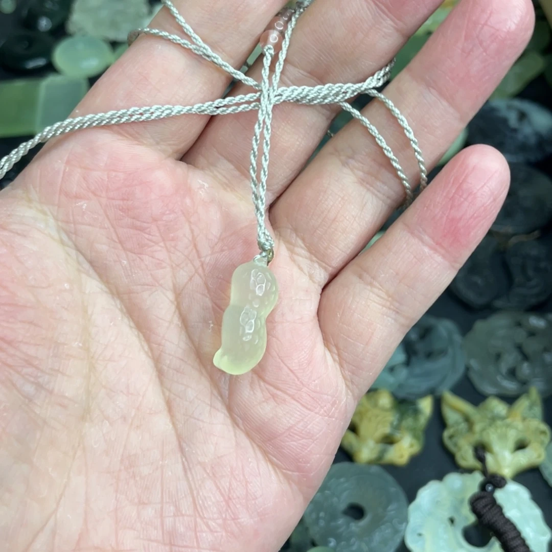 岫玉未镶嵌颈饰花生