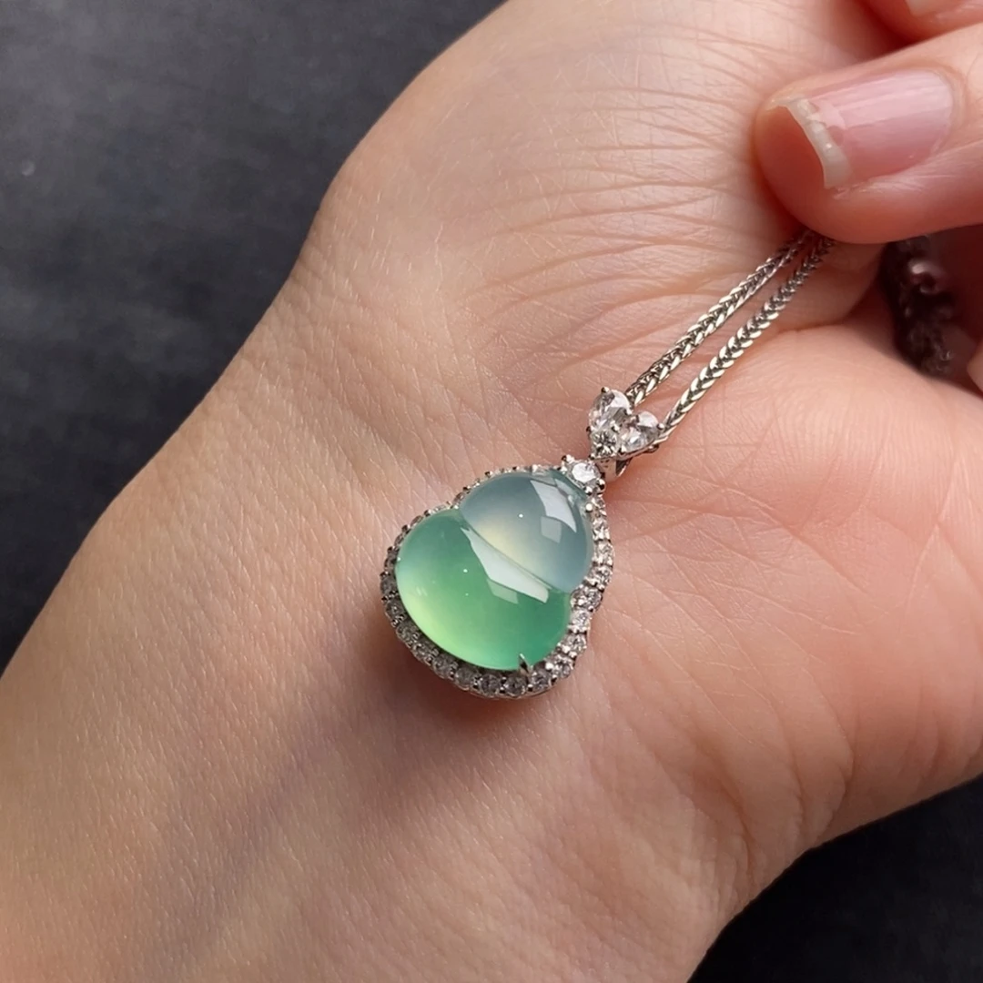 翡翠18K金镶嵌颈饰葫芦吊坠