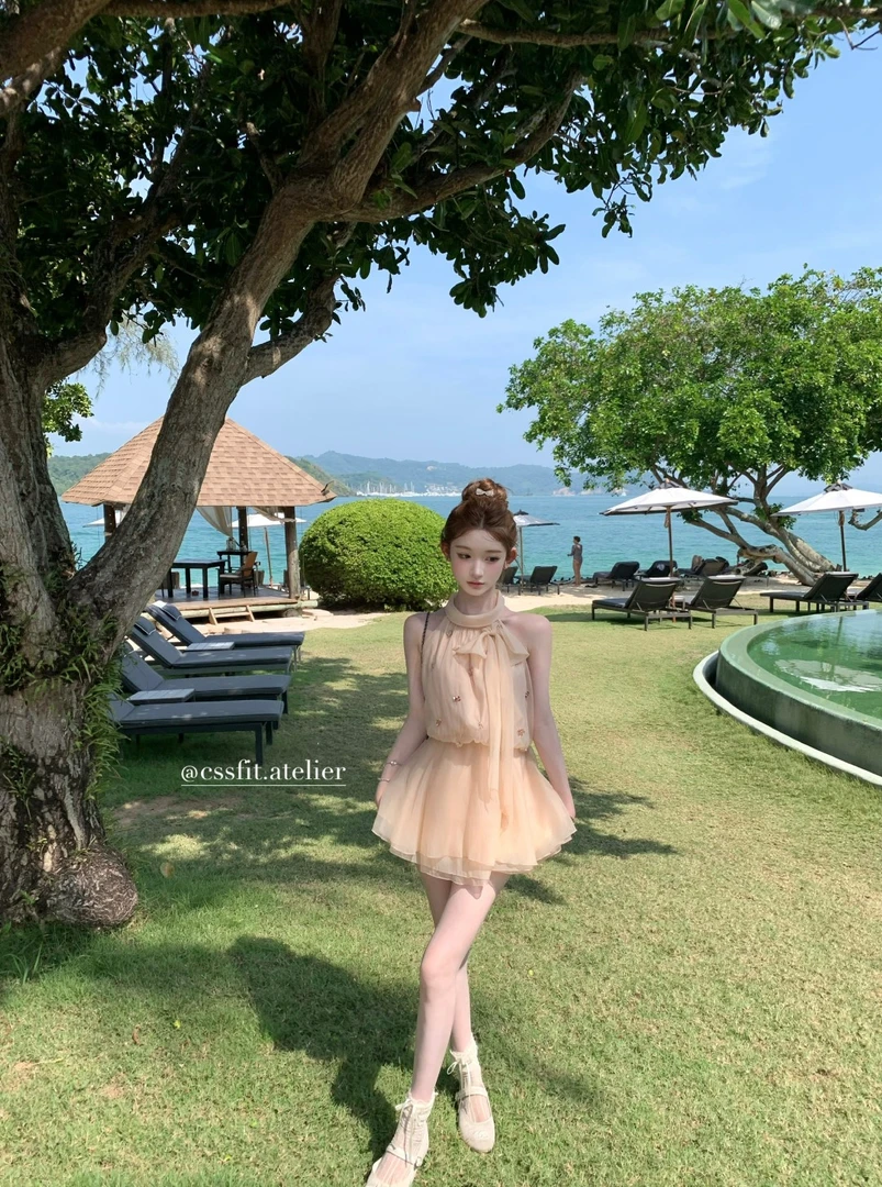 迟伞伞 25/ss 蜜夏浮冰 重工蜜桃裸粉刺绣手工钉钻挂脖蓬蓬连衣裙