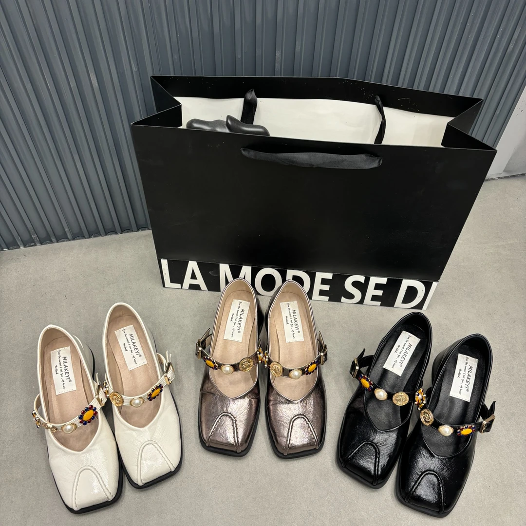 2025年新款小众民族风爆款软皮真皮徽章扣日常方头粗跟玛丽珍女鞋