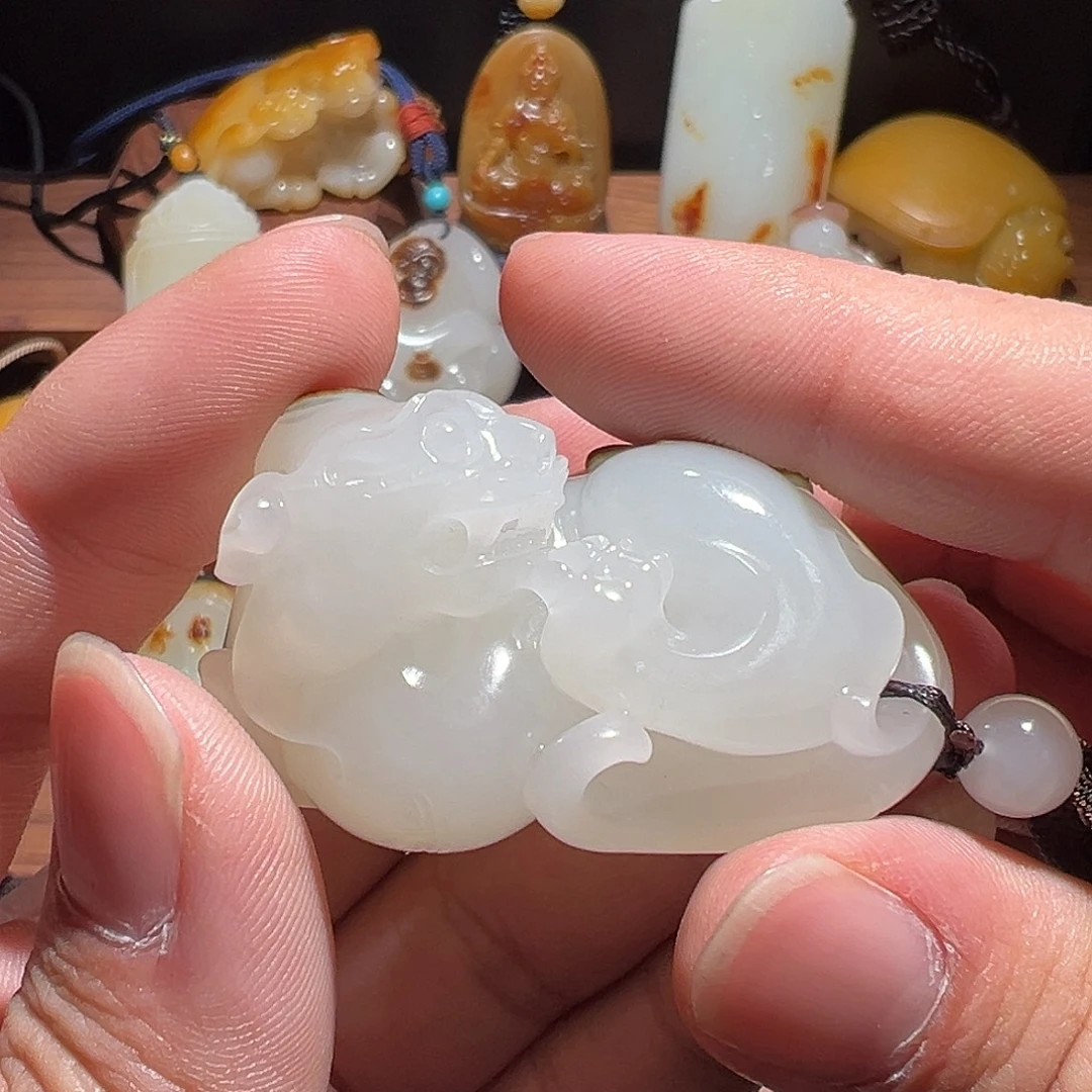 大***石和田玉未镶嵌颈饰