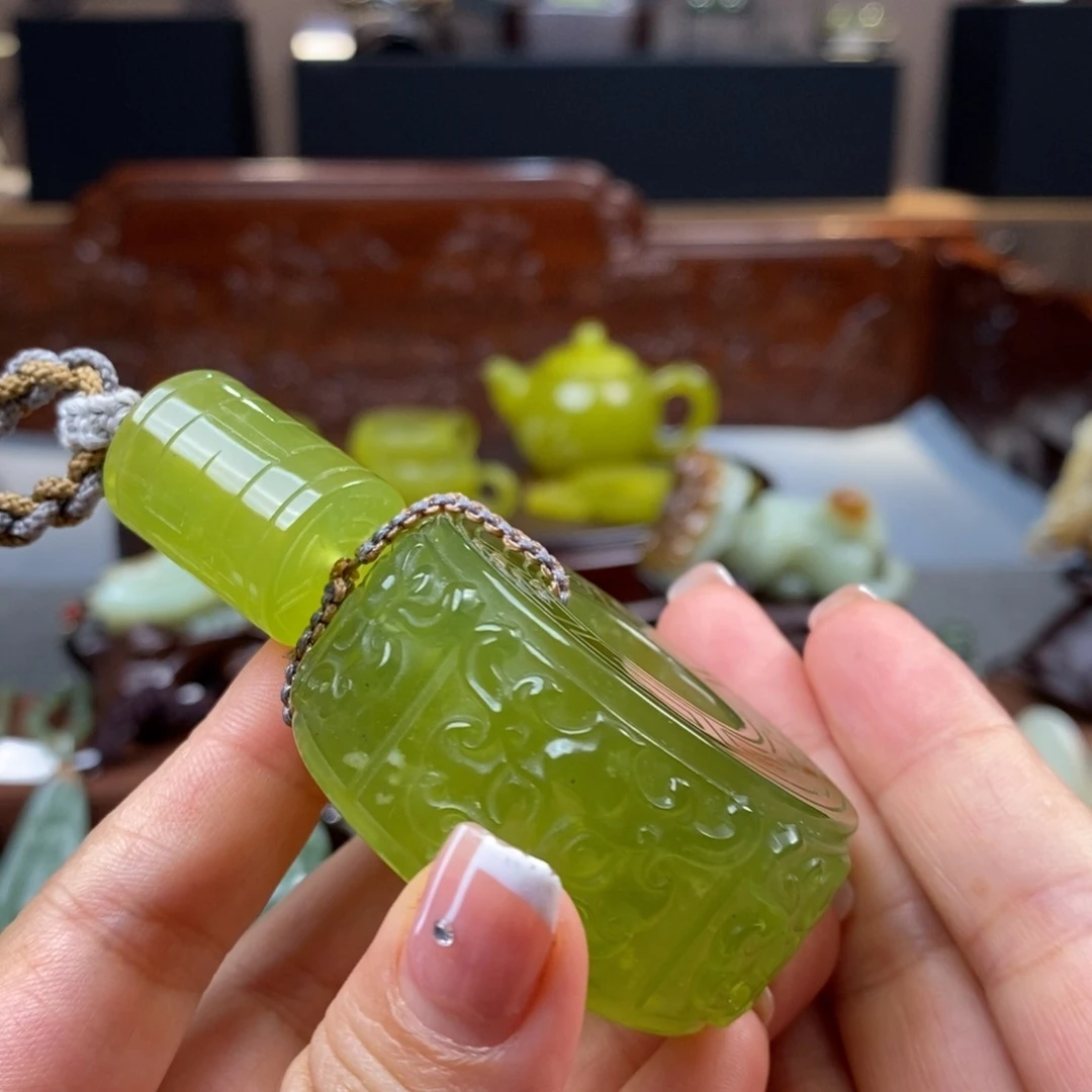 彦***。和田玉未镶嵌把件