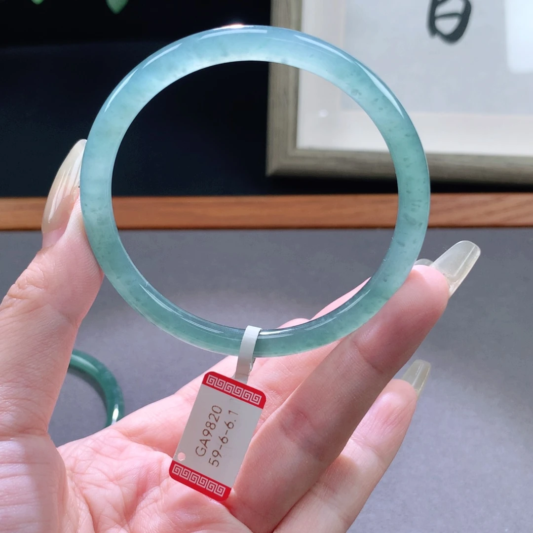 翡翠手镯未镶嵌天然翡翠手镯